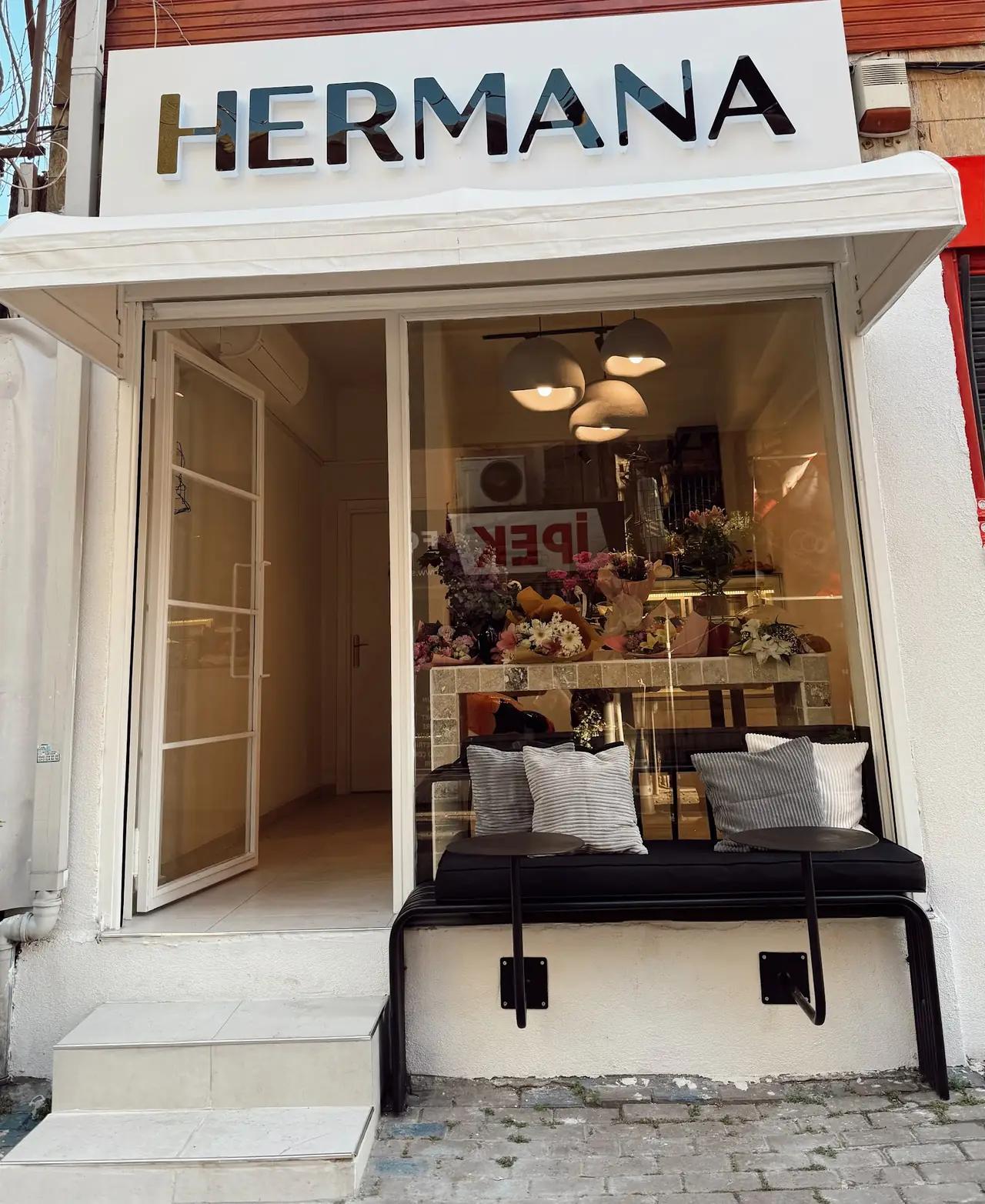Hermana Bakery Tarabya dış cephe tabelası ve vitrin oturma alanı