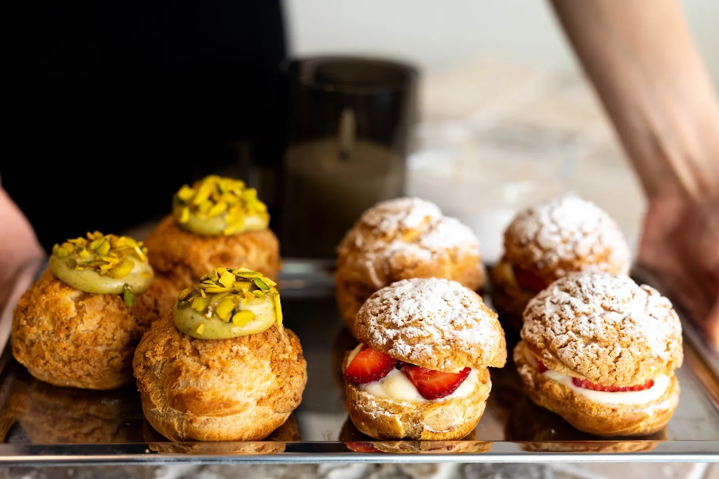 Hermana Bakery fıstıklı ve çilekli ekler tepsisi